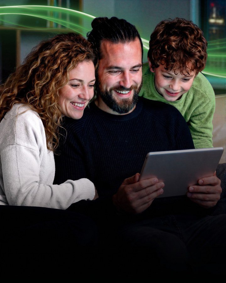 Família conectada com a Elo Fibra